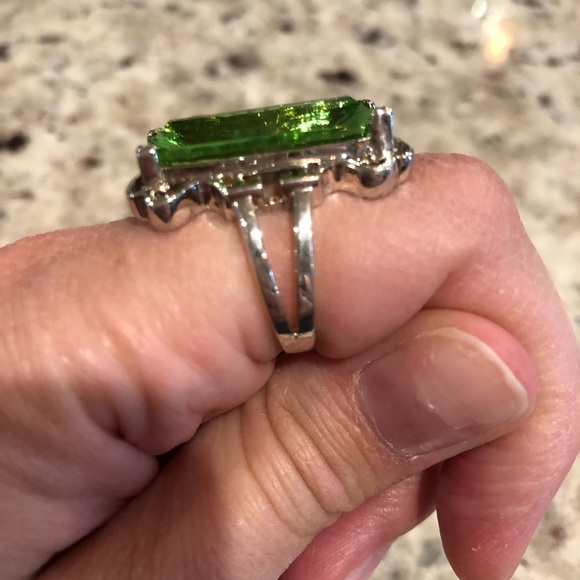 Peridot statement ring - Picture 2 of 3